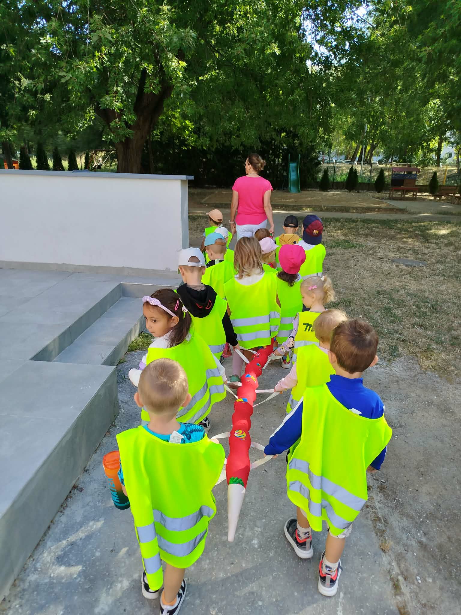 vychádzka na dvor s hadom